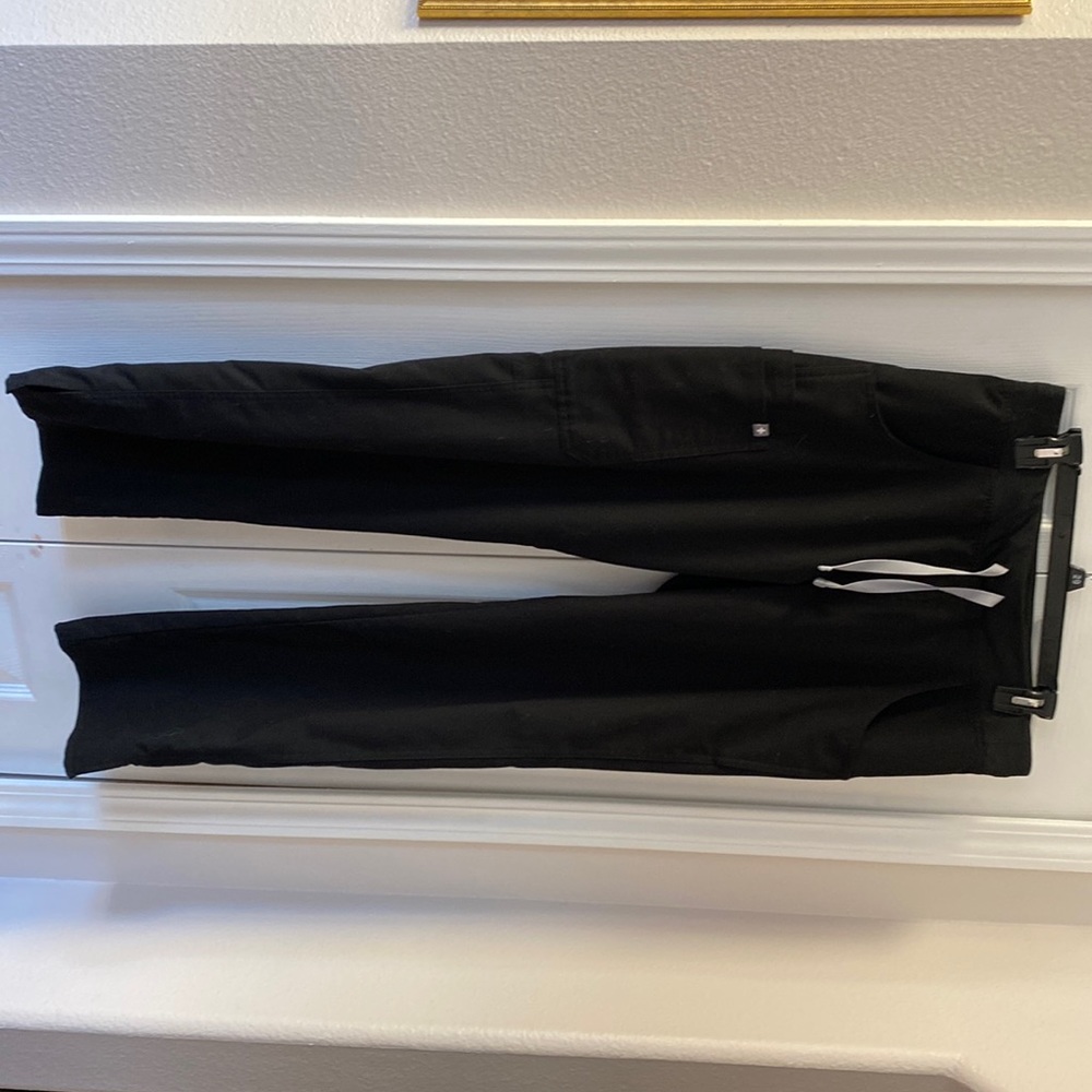 Figs black cargo women’s scrub pants. Size medium. Great condition.